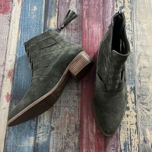 NWOT Volatile Forest Green Suede Booties w/Tassel Zipper. Sz 8.5